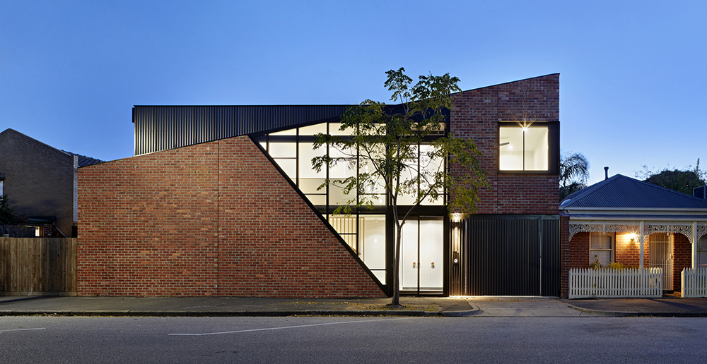 Facade of the house with a tree at the front